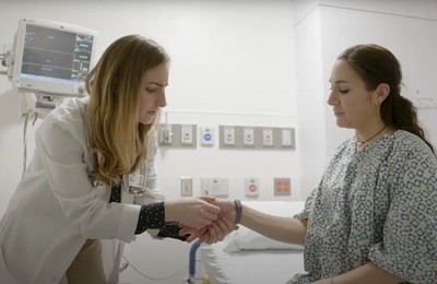 Кодирование Аквилонг в Можге Врач держит пациентку за руку